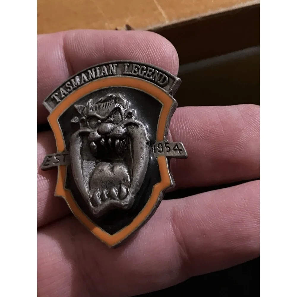 WB Warner Bros Looney Tunes Tasmanian Devil Taz Est 1954 Pewter Crest Lapel Pin